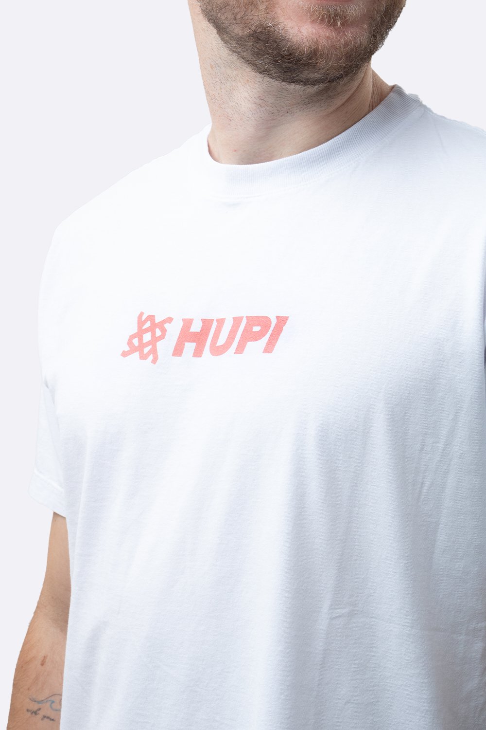 Camiseta HUPI Casual Off White HUPI Is On Camiseta HUPI Casual Off White HUPI Is On