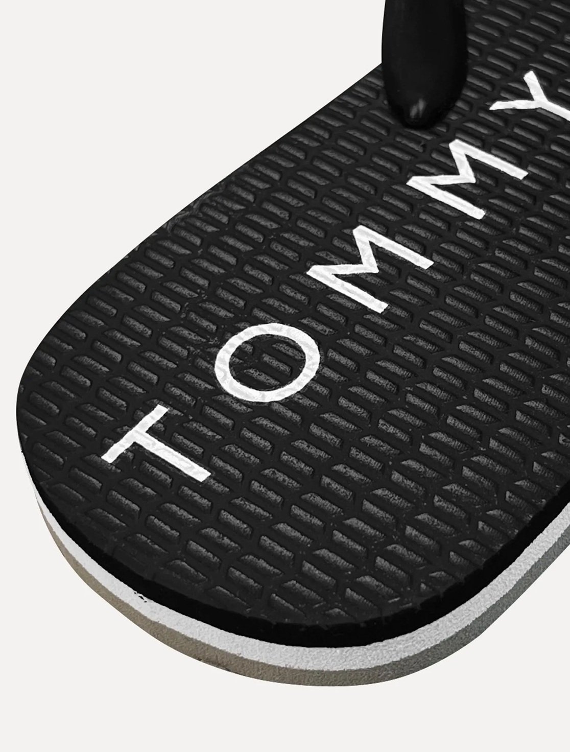 Chinelo Tommy Hilfiger Rubber Masculino Preto e Cinza Chinelo Tommy Hilfiger Rubber Masculino Preto e Cinza