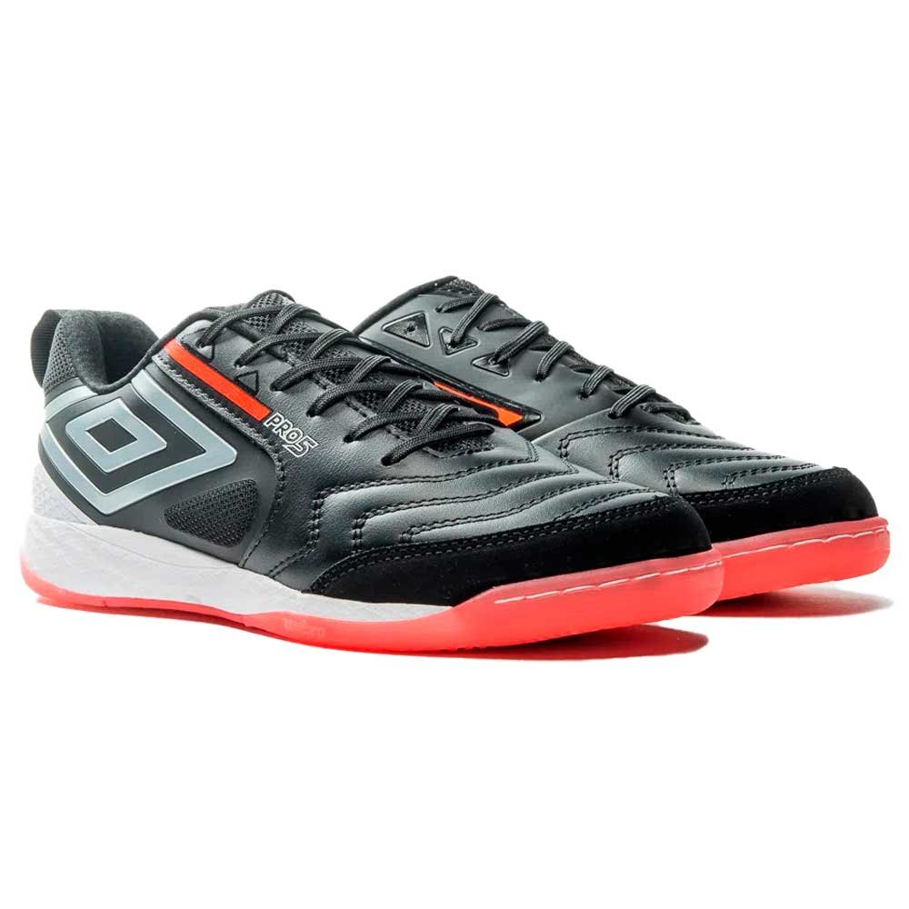 Chuteira Futsal Umbro Pro 5 Bump Preto e Coral Chuteira Futsal Umbro Pro 5 Bump Preto e Coral