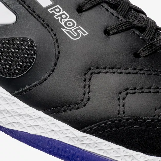Chuteira Futsal Umbro Pro 5 Bump Preto e Roxo