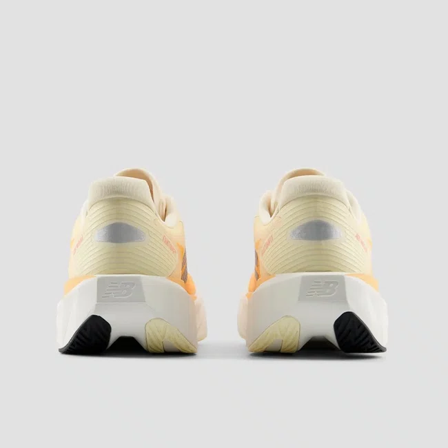 Tênis New Balance FuelCell Rebel v5 Feminino Laranja