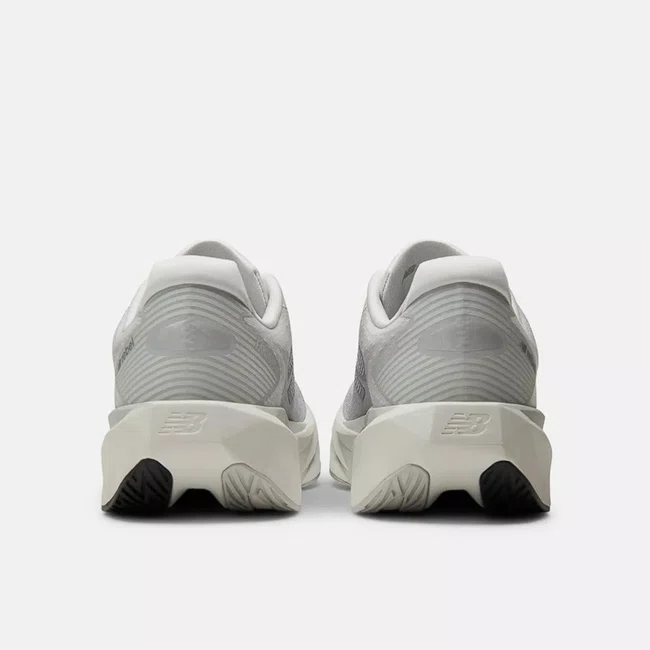Tênis New Balance FuelCell Rebel v5 Masculino Cinza Claro